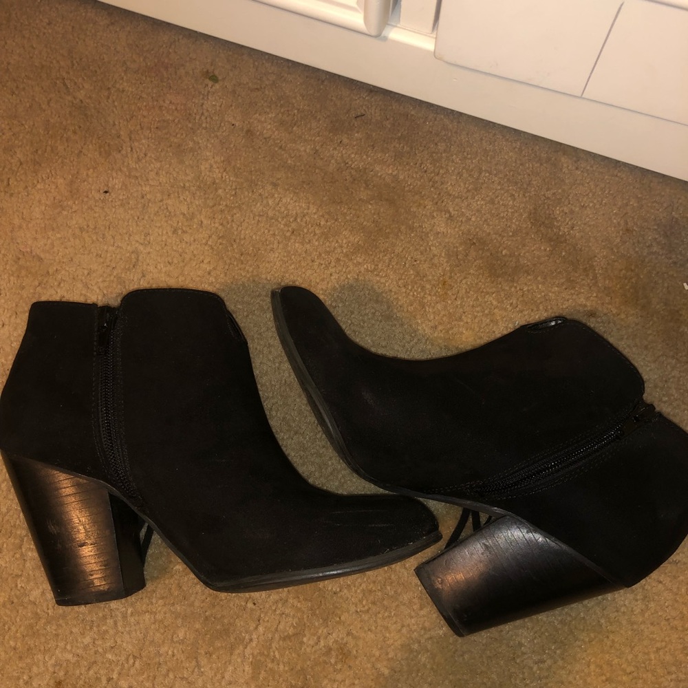 Carlos Santana Black suede fringe booties